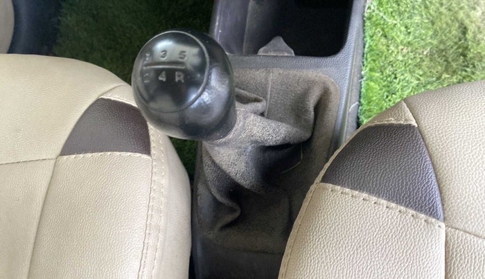 2013 Hyundai Eon ERA +, Petrol, Manual, 56,780 km, Gear lever - Boot cover slightly torn