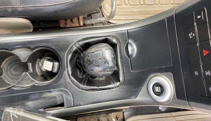 2015 Mahindra XUV500 W10, Diesel, Manual, 87,902 km, Gear lever - Knob cover torn
