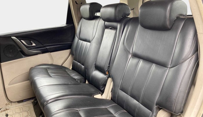2015 Mahindra XUV500 W10, Diesel, Manual, 87,902 km, Right Side Rear Door Cabin