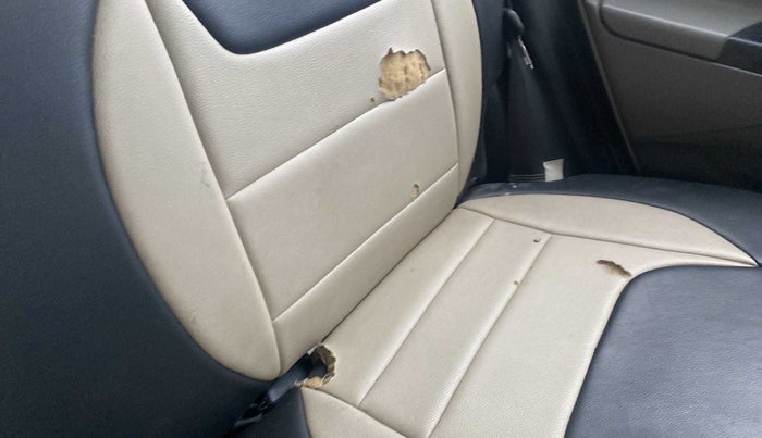 2011 Toyota Etios Liva G, Petrol, Manual, 1 km, Second-row left seat - Cover slightly torn
