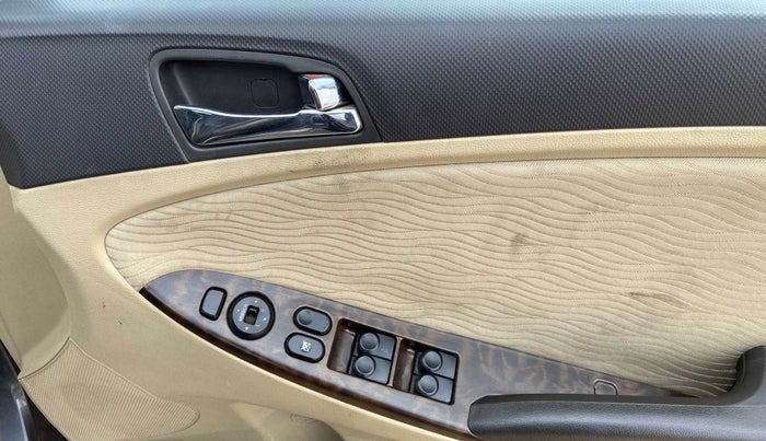 2013 Hyundai Verna FLUIDIC 1.6 CRDI SX, Diesel, Manual, 1,23,902 km, Driver Side Door Panels Control