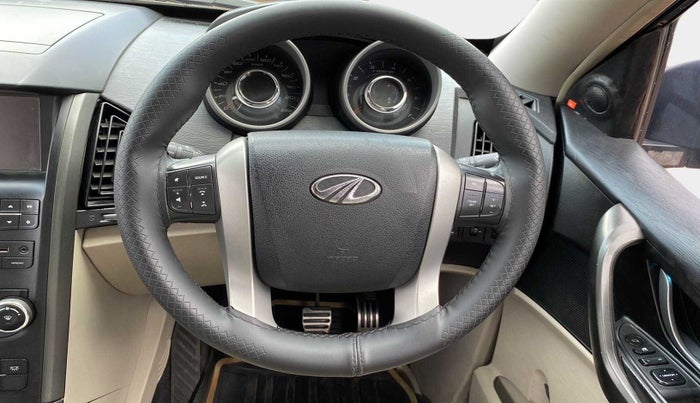 2017 Mahindra XUV500 W10, Diesel, Manual, 34,480 km, Steering Wheel Close Up