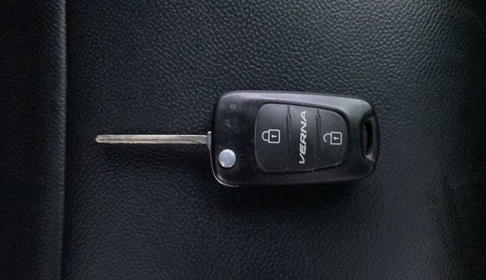 2013 Hyundai Verna FLUIDIC 1.6 CRDI SX, Diesel, Manual, 1,22,604 km, Lock system - Remote key not functional