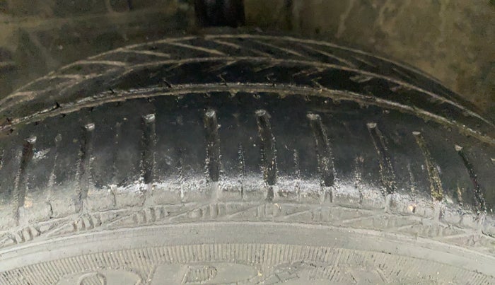 2011 Toyota Etios G, Petrol, Manual, 73,333 km, Left Front Tyre Tread