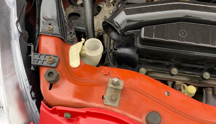 2017 Maruti Swift ZXI, Petrol, Manual, 35,243 km, Front windshield - Wiper bottle cap missing
