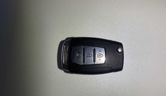 2019 Mahindra XUV 3OO W6 1.5 DIESEL, Diesel, Manual, 38,035 km, Key Close Up