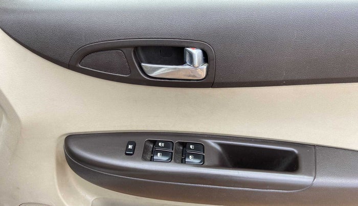 2010 Hyundai i20 MAGNA (O) 1.2, Petrol, Manual, 1,08,398 km, Driver Side Door Panels Control