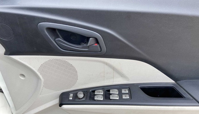 2022 Mahindra XUV300 W6 1.2 PETROL, Petrol, Manual, 19,148 km, Driver Side Door Panels Control