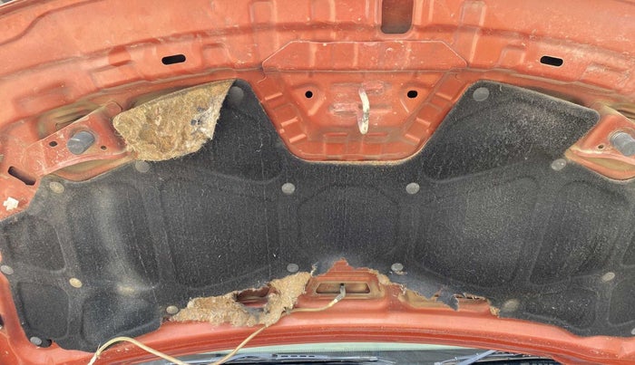 2016 Mahindra Kuv100 K8 6 STR, Petrol, Manual, 1,03,687 km, Bonnet (hood) - Insulation cover has minor damage