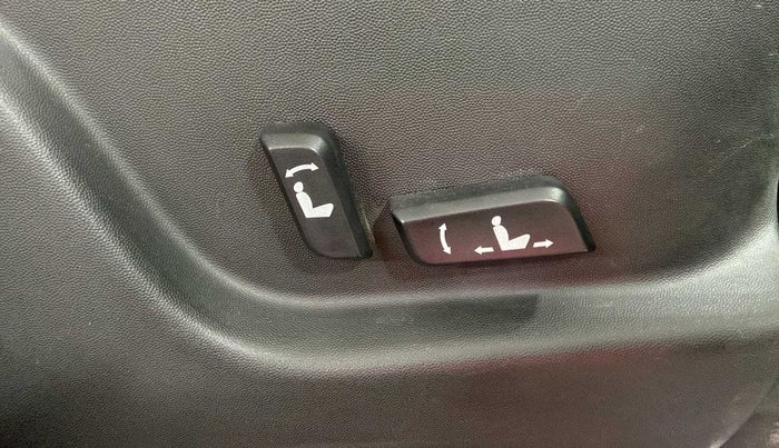 2018 Mahindra XUV500 W11 (O) AT, Diesel, Automatic, 43,761 km, Driver Side Adjustment Panel