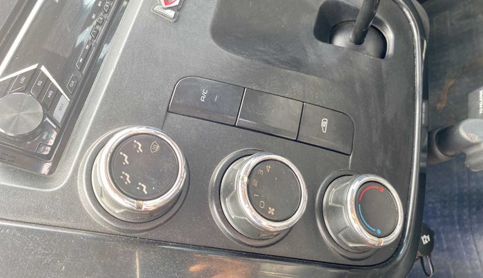2017 Mahindra KUV 100 NXT K4+ P 6 STR, Petrol, Manual, 68,942 km, AC Unit - Front vent has minor damage