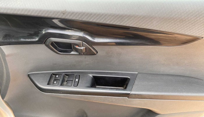 2017 Mahindra KUV 100 NXT K4+ P 6 STR, Petrol, Manual, 68,832 km, Driver Side Door Panels Control