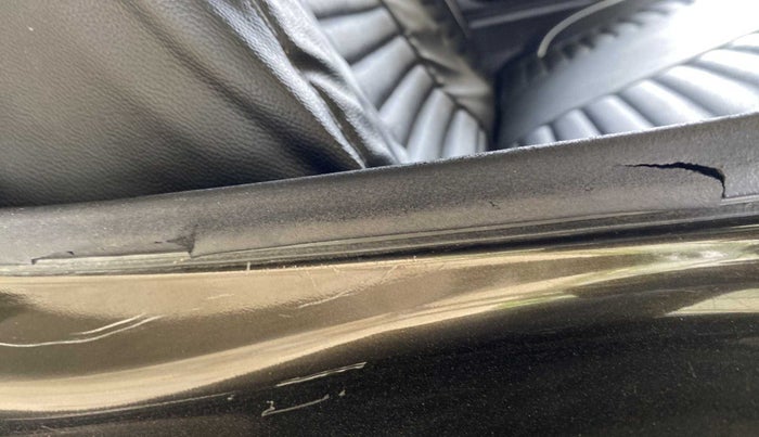 2018 Renault Kwid RXL, Petrol, Manual, 31,935 km, Rear left door - Beading has minor damage