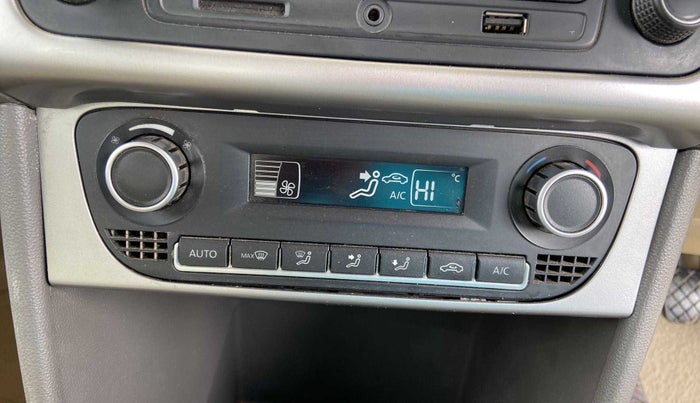 2015 Volkswagen Vento HIGHLINE DIESEL 1.5, Diesel, Manual, 1,25,440 km, AC Unit - Directional switch has minor damage