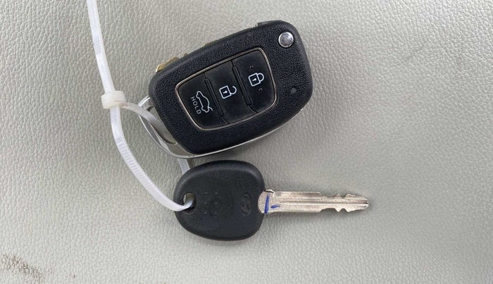2021 Hyundai AURA S 1.2, Petrol, Manual, 15,564 km, Key Close Up