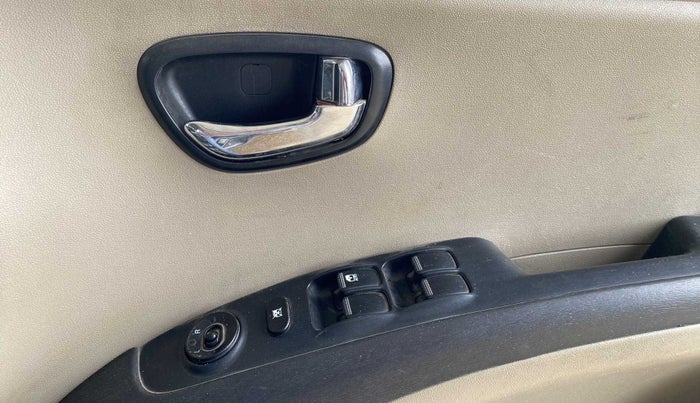 2011 Hyundai i10 SPORTZ 1.2, Petrol, Manual, 1,16,177 km, Driver Side Door Panels Control