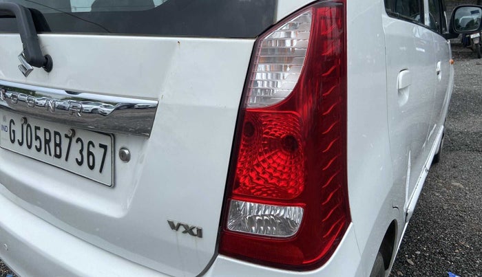 2017 Maruti Wagon R 1.0 VXI, CNG, Manual, 80,567 km, Right tail light - Minor damage