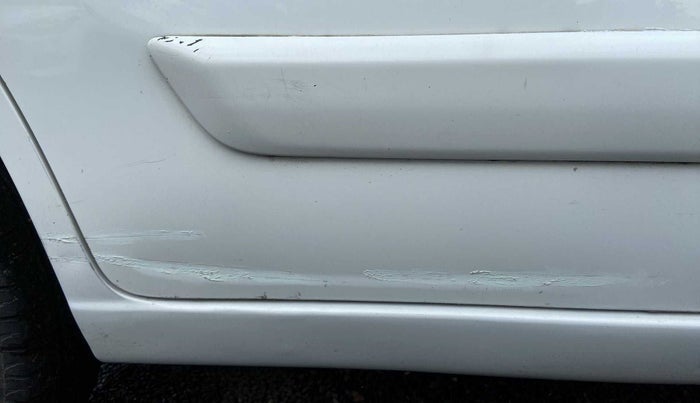 2017 Maruti Wagon R 1.0 VXI, CNG, Manual, 80,567 km, Right rear door - Minor scratches