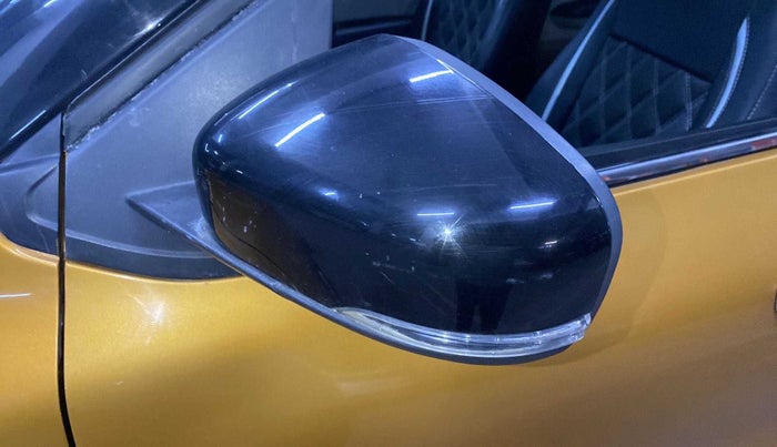 2022 Renault TRIBER RXZ DUAL TONE, Petrol, Manual, 23,326 km, Left rear-view mirror - ORVM switch has minor damage
