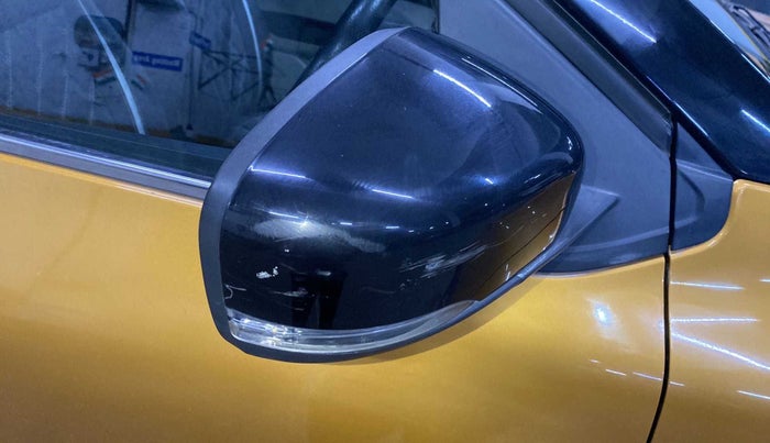 2021 Renault TRIBER RXZ DUAL TONE, Petrol, Manual, 23,326 km, Right rear-view mirror - ORVM switch has minor damage