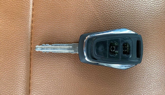 2018 Mahindra KUV 100 NXT K8 P 6 STR, Petrol, Manual, 23,053 km, Lock system - Remote key minor damage