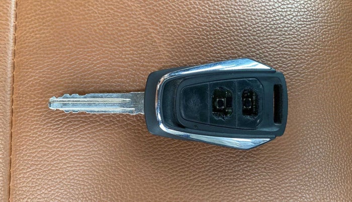 2018 Mahindra KUV 100 NXT K8 P 6 STR, Petrol, Manual, 23,053 km, Key Close Up
