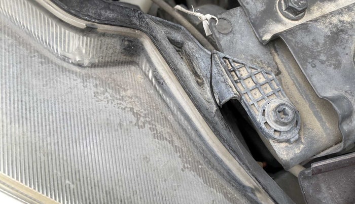 2014 Maruti Ciaz ZXI, Petrol, Manual, 1,18,295 km, Right headlight - Clamp has minor damage