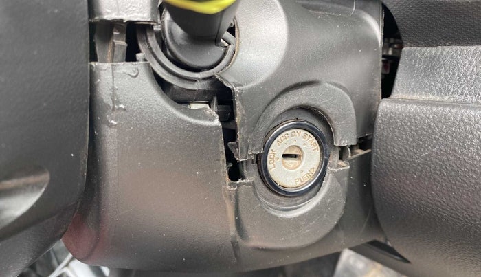 2017 Maruti Swift VXI, Petrol, Manual, 79,070 km, Steering wheel - Steering cover is minor torn