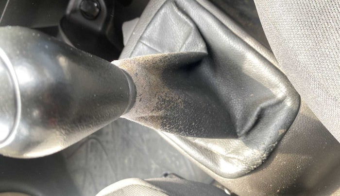 2014 Hyundai Eon MAGNA +, Petrol, Manual, 74,729 km, Gear lever - Boot cover slightly torn