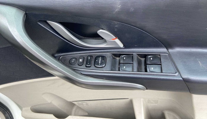 2017 Mahindra XUV500 W10, Diesel, Manual, 51,853 km, Driver Side Door Panels Control