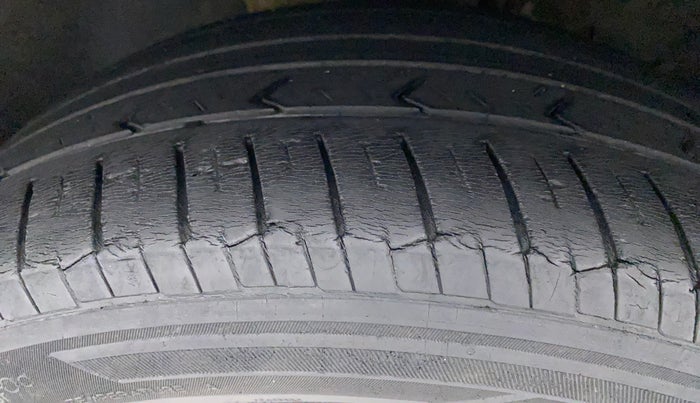 2018 Hyundai Verna 1.6 VTVT SX, Petrol, Manual, 32,220 km, Left Front Tyre Tread