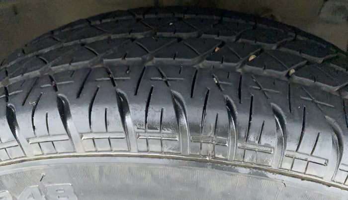 2015 Maruti Swift VXI, Petrol, Manual, 48,681 km, Right Front Tyre Tread