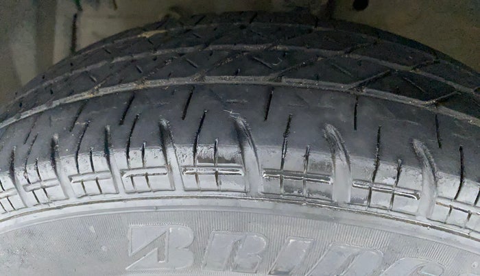 2015 Maruti Swift VXI, Petrol, Manual, 48,681 km, Left Front Tyre Tread
