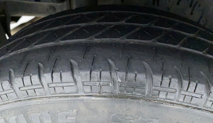 2015 Maruti Swift VXI, Petrol, Manual, 48,681 km, Right Rear Tyre Tread