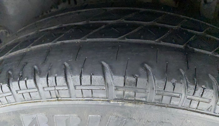 2015 Maruti Swift VXI, Petrol, Manual, 48,681 km, Left Rear Tyre Tread