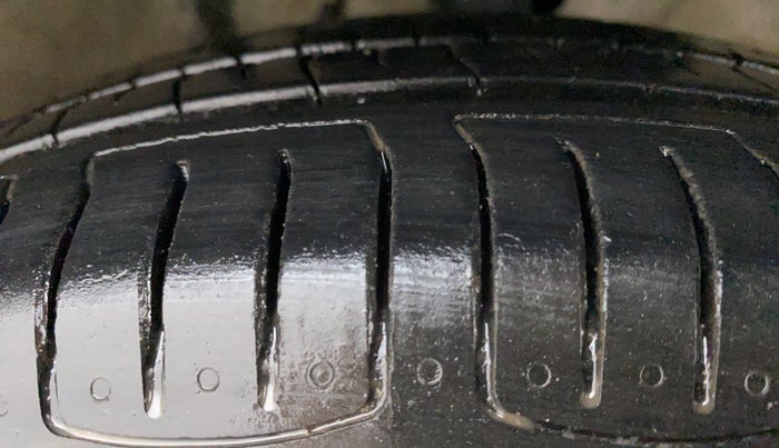 2011 Maruti Ritz VDI, Diesel, Manual, 1,14,469 km, Right Front Tyre Tread