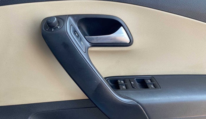 2016 Volkswagen Ameo HIGHLINE1.2L, Petrol, Manual, 87,098 km, Driver Side Door Panels Control