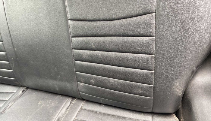 2014 Maruti Swift VXI, Petrol, Manual, 51,659 km, Second-row right seat - Cover slightly stained