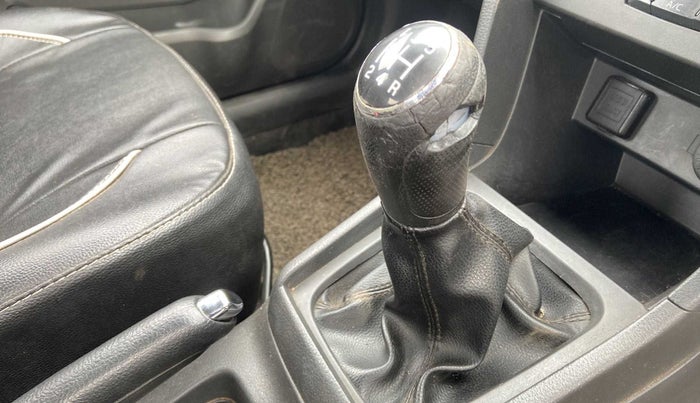 2016 Maruti Vitara Brezza VDI (O), Diesel, Manual, 72,520 km, Gear lever - Knob has minor damage