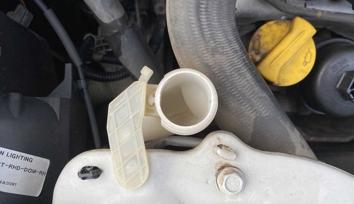 2014 Maruti Ertiga VDI, Diesel, Manual, 1,10,575 km, Front windshield - Wiper bottle cap missing