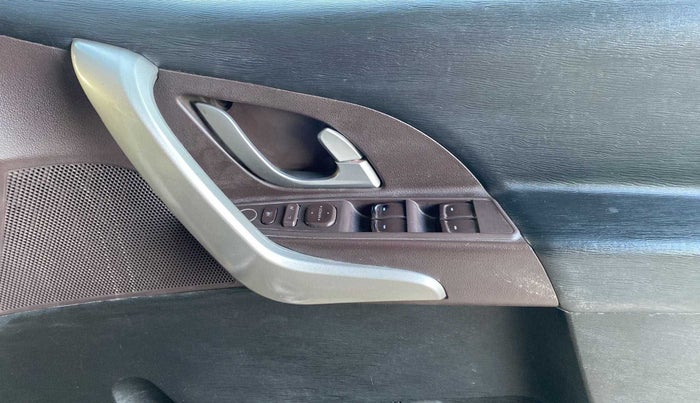 2013 Mahindra XUV500 W6, Diesel, Manual, 1,24,386 km, Driver Side Door Panels Control