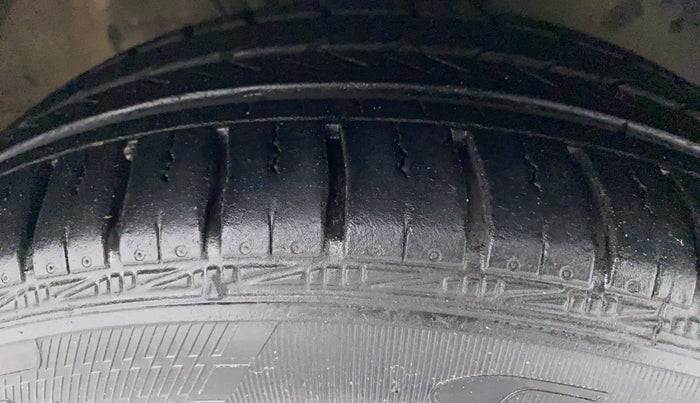 2015 Skoda Rapid AMBITION 1.5 TDI, Diesel, Manual, 94,284 km, Right Front Tyre Tread