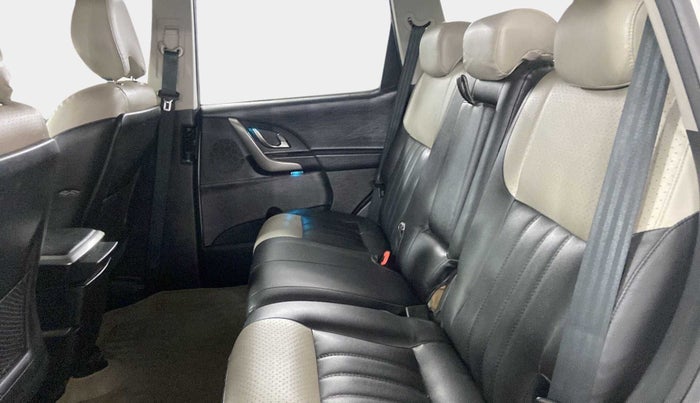 2019 Mahindra XUV500 W7, Diesel, Manual, 29,929 km, Right Side Rear Door Cabin