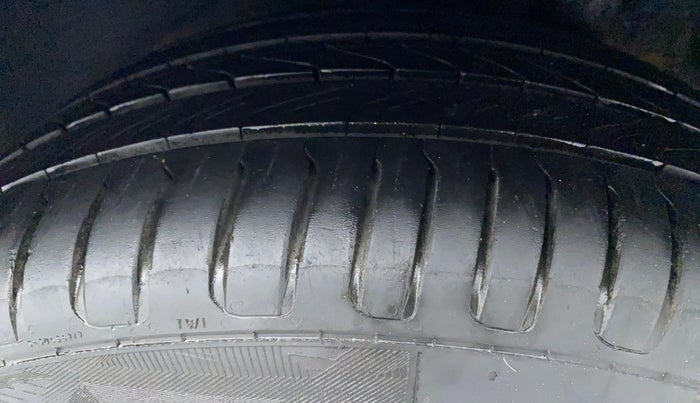 2017 Hyundai New Elantra 2.0 SX(O) AT PETROL, Petrol, Automatic, 1,08,538 km, Left Rear Tyre Tread