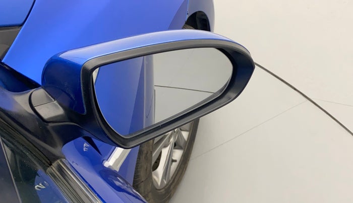 2017 Hyundai New Elantra 2.0 SX(O) AT PETROL, Petrol, Automatic, 1,08,538 km, Right rear-view mirror - Mirror motor not working