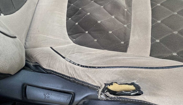2016 Hyundai Creta SX PLUS 1.6 PETROL, Petrol, Manual, 60,647 km, Driver seat - Cover slightly torn