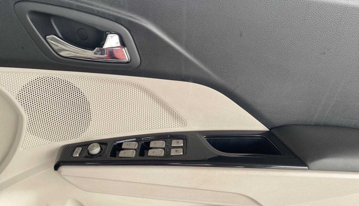 2022 Mahindra XUV300 W8 (O) 1.2 PETROL AMT, Petrol, Automatic, 21,506 km, Driver Side Door Panels Control