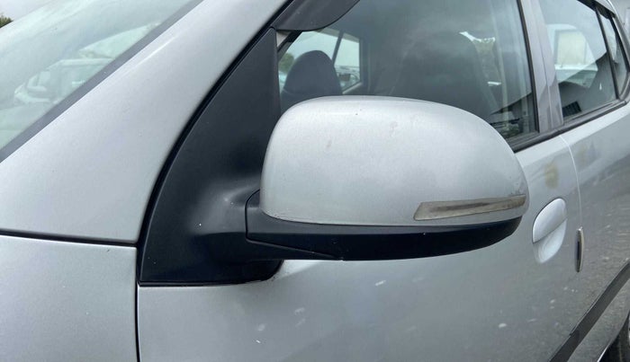 2016 Hyundai i10 SPORTZ 1.1, CNG, Manual, 1,06,963 km, Left rear-view mirror - Slightly dented