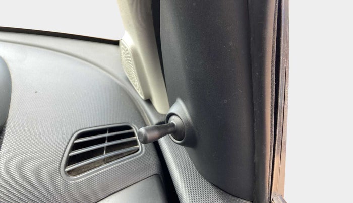 2018 Tata Tiago XM PETROL, Petrol, Manual, 44,226 km, Right rear-view mirror - ORVM knob broken and not working