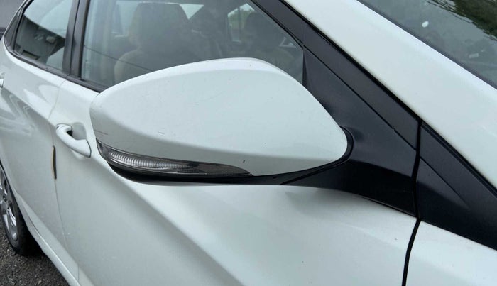 2013 Hyundai Verna FLUIDIC 1.6 VTVT EX, Petrol, Manual, 1,18,059 km, Right rear-view mirror - Mirror movement not proper
